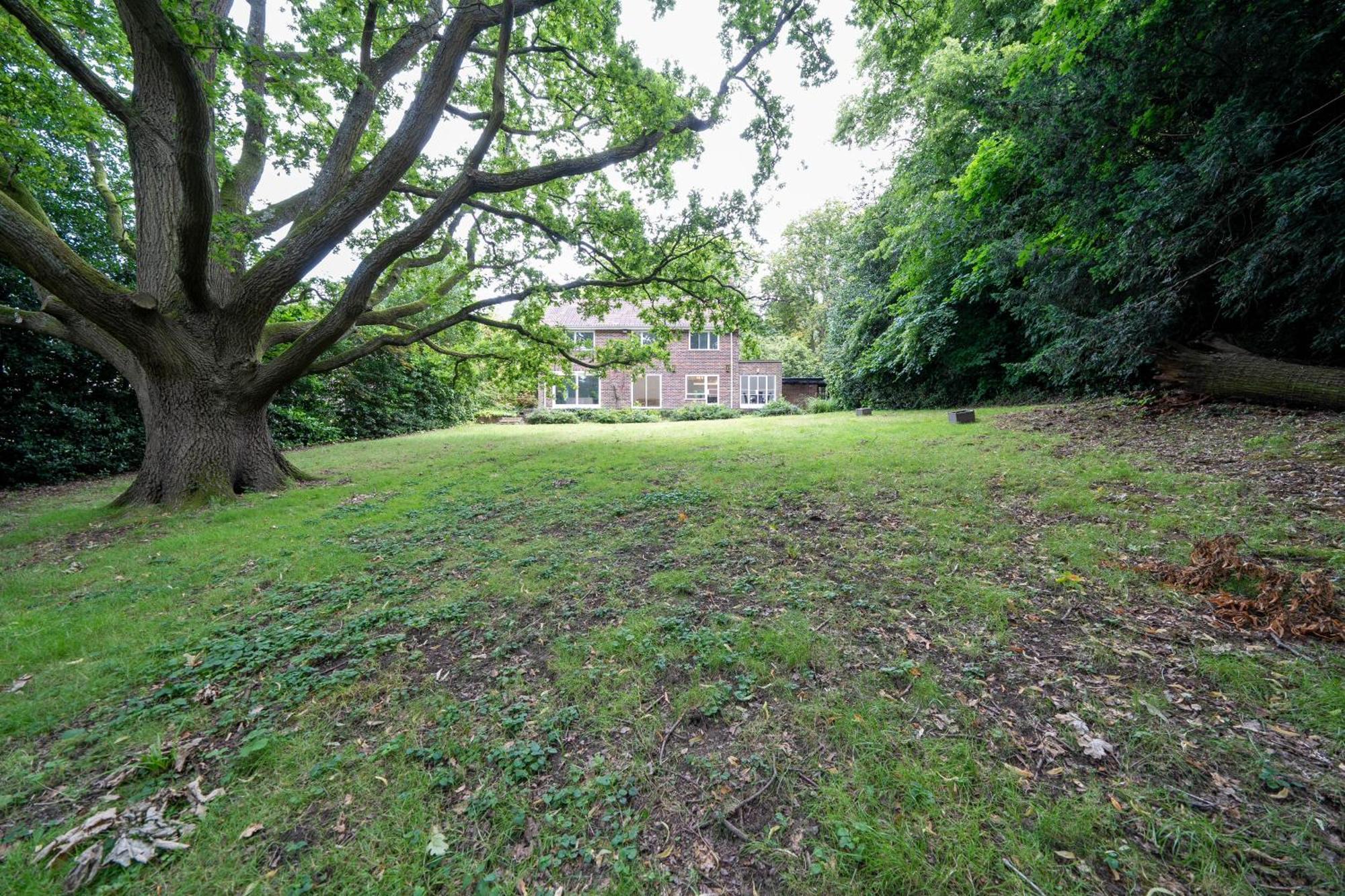 House On The Hill Villa Harrow on the Hill Exterior photo